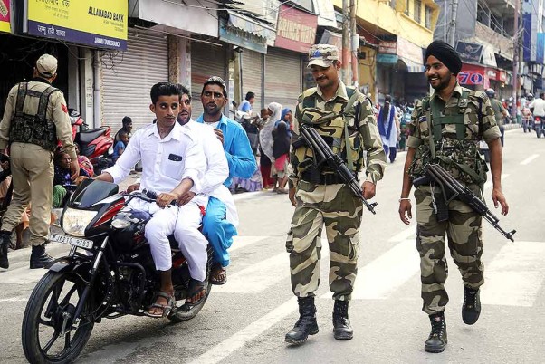 जम्मू में ईद-उल-अजहा नमाज से पहले एक मस्जिद के पास गश्त करते सीआरपीएफ के जवान