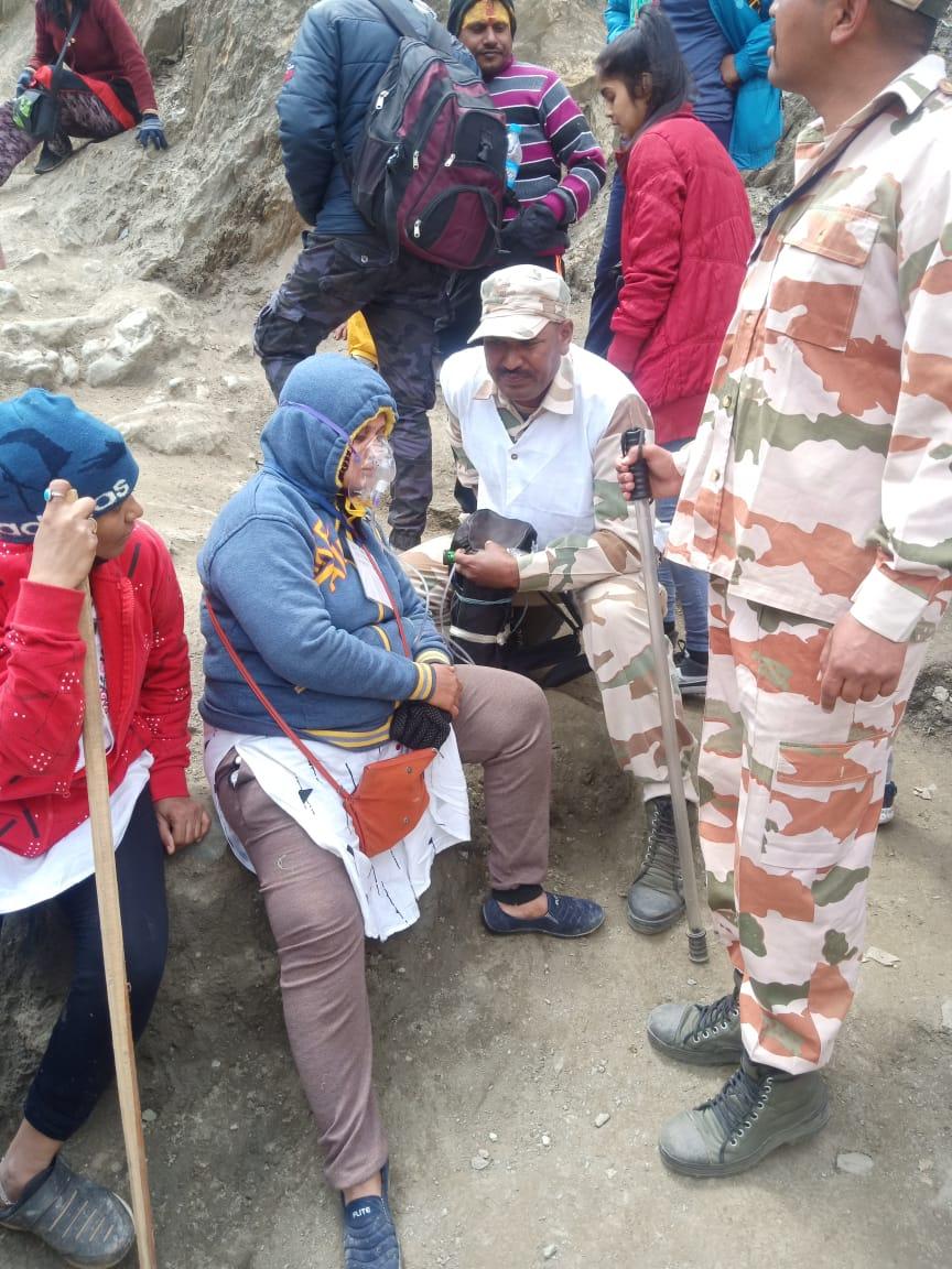 जम्मू-कश्मीर: अमरनाथ यात्रियों को बालटाल रूट पर ऑक्सीजन मुहैया कराते आईटीबीपी के जवान