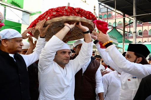अजमेर: ख्वाजा गरीब नवाज की दरगाह में जियारत करते राहुल