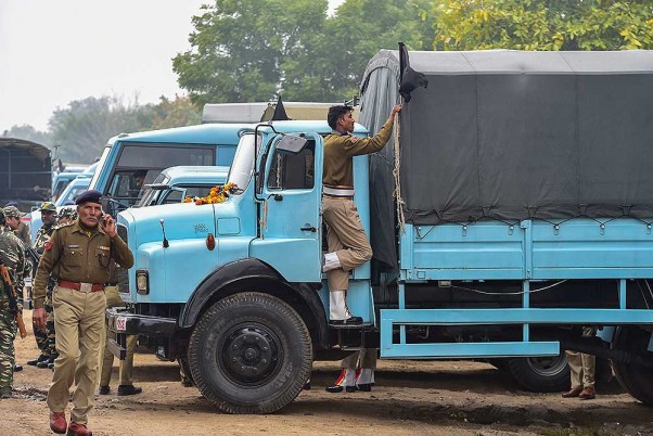 शहीदों के शवों को उनके पैतृक आवास पर ले जाने वाले ट्रक पर काला झंडा सीआरपीएफ जवान