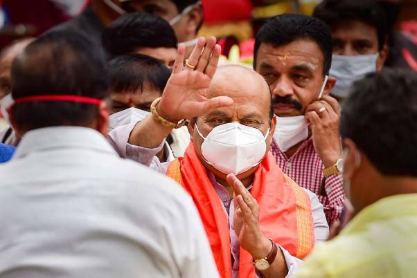 बेंगलुरु के राजभवन में शपथ ग्रहण समारोह के दौरान कर्नाटक के नवनियुक्त मुख्यमंत्री बसवराज बोम्मई
