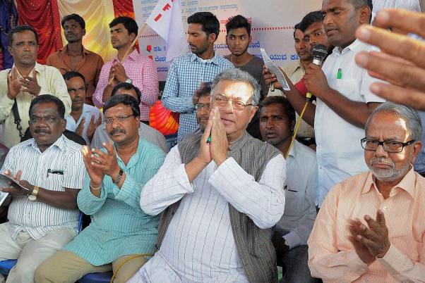 जब बेंगलुरु में गोमांस खाने पर प्रतिबंध के विरोध में शामिल हुए थे प्रसिद्ध नाटककार और अभिनेता गिरीश कर्नाड