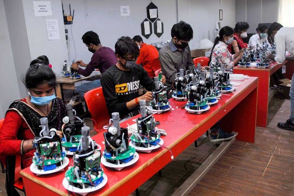 नोएडा के एग्वा हेल्थकेयर फेसिलिटी में वेंटिलेटर बनाने का काम करते कर्मचारी