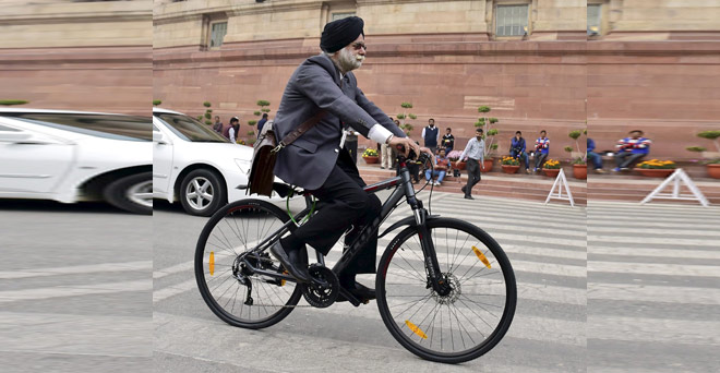 अब साइकिल से संसद पहुंचे केटीएस तुलसी
