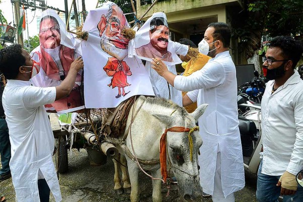 पेट्रोल-डीजल की कीमत में बढ़ोतरी के खिलाफ गुवाहाटी के राजीव भवन में कांग्रेस कार्यकर्ताओं का विरोध प्रदर्शन