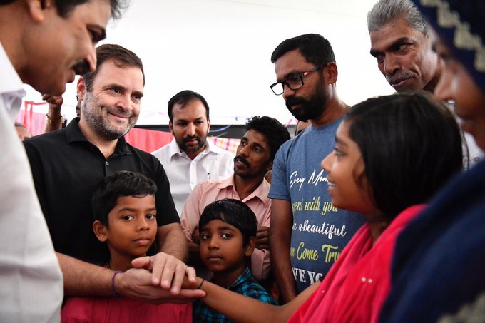 वायनाड के चुंडेल में एक राहत शिविर का दौरा करते राहुल गांधी