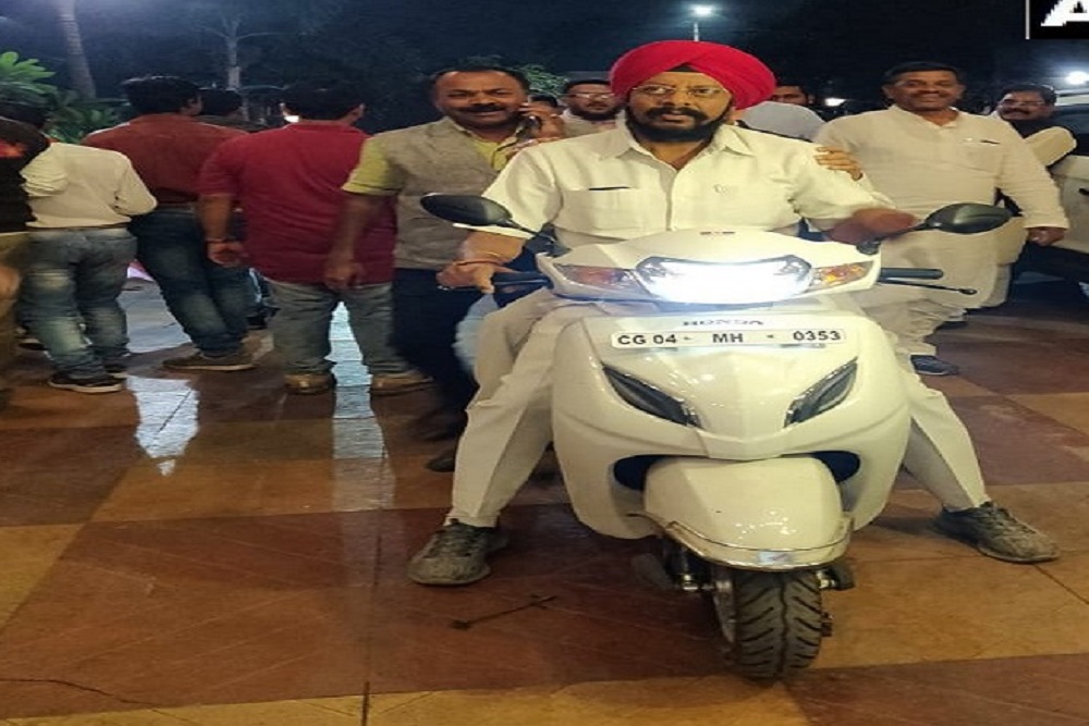 छत्तीसगढ़ के रायपुर से नव-निर्वाचित कांग्रेसी विधायक कुलदीप सिंह जुनेजा विधायक दल की बैठक में स्कूटी से पहुंचे।