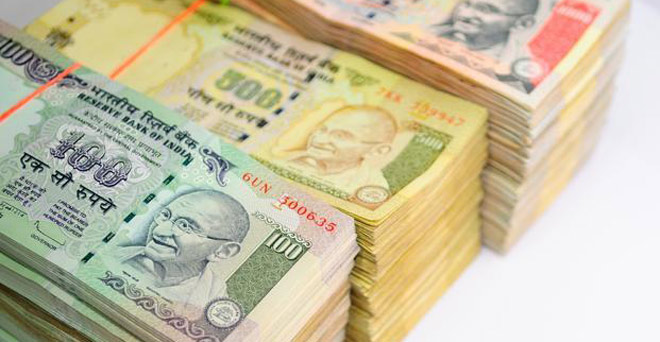 रुपया ढाई साल के रिकॉर्ड निचले स्तर पर