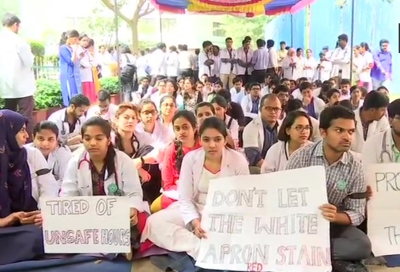 कन्नड़ संगठन कर्नाटक रक्षा वेदिके के सदस्यों द्वारा एक डॉक्टर पर हमले के खिलाफ  बेंगलूरू स्थित विक्टोरिया अस्पताल में हड़ताल पर बैठे डॉक्टर