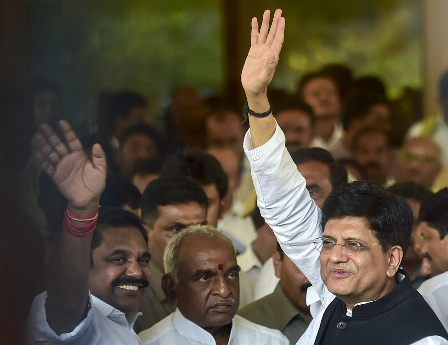 लोकसभा चुनाव के लिए तमिलनाडु में भाजपा और AIADMK का गठबंधन, खुशी जाहिर करते केंद्रीय मंत्री पीयूष गोयल और मुख्यमंत्री पलानीस्वामी