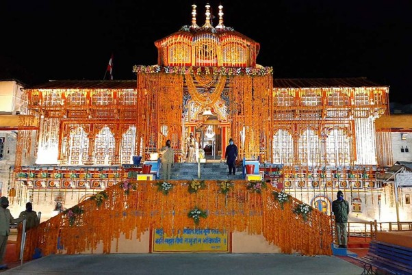 चमोली जिले के बद्रीनाथ धाम में आज सुबह 4:30 बजे खुले बद्रीनाथ मंदिर के कपाट, मुख्य पुजारी सहित 28 लोग मंदिर में थे मौजूद