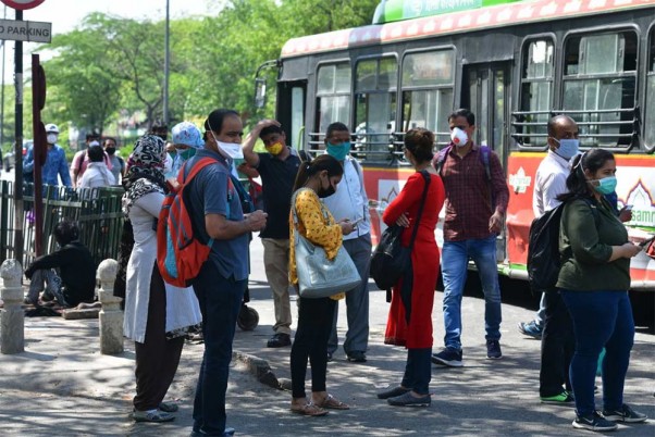 लॉकडाउन के दौरान अपनी ड्यूटी की शिफ्ट पूरी करने के बाद वापस घर जाने के लिए साधन का इंतजार करते सफदरजंग अस्पताल के कर्मचारी