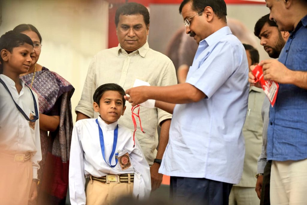 बढ़ते प्रदूषण के मद्देनजर एक कार्यक्रम में छात्रों को मास्क बांटते दिल्ली के मुख्यमंत्री अरविंद केजरीवाल
