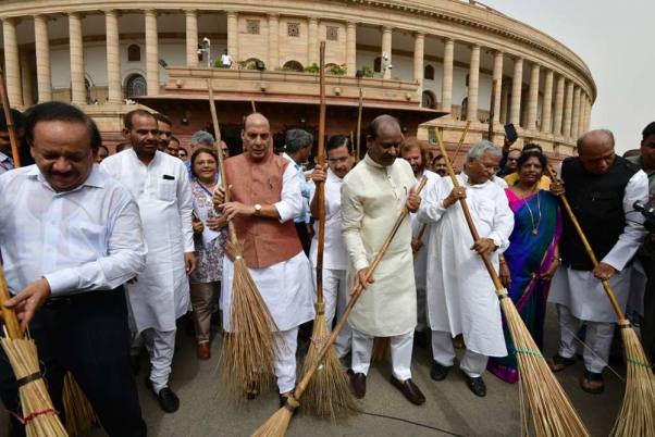 संसद भवन में स्वच्छता अभियान: केंद्रीय मंत्रियों और संसद सदस्यों के साथ भाग लेते लोकसभा अध्यक्ष ओम बिरला