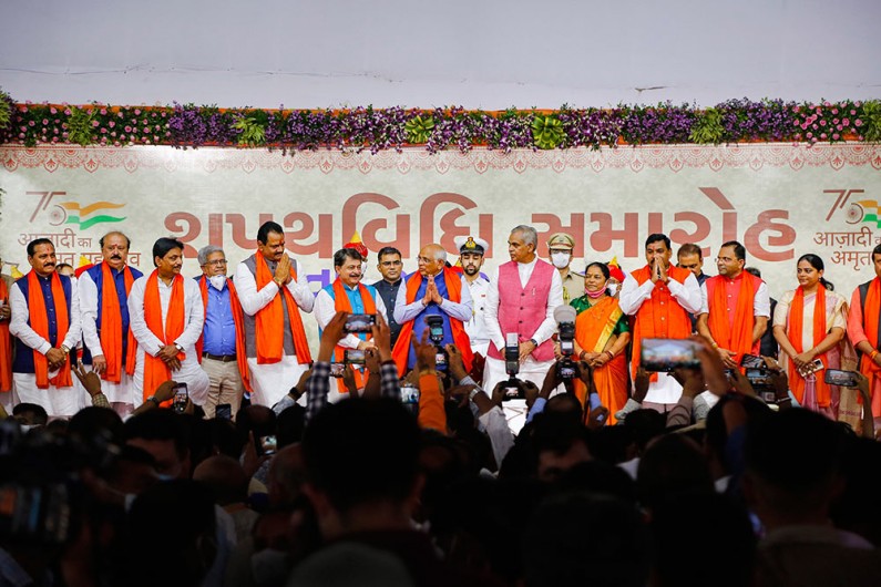 गांधीनगर में शपथ ग्रहण समारोह के दौरान अपने राज्य मंत्रिपरिषद के साथ गुजरात के मुख्यमंत्री भूपेंद्र पटेल