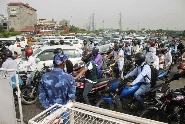 कोरोना वायरस के मामलों में अचानक उछाल के कारण हरियाणा सरकार द्वारा बॉर्डर सील किए जाने के बाद दिल्ली-गुरुग्राम सड़कों पर भारी जाम