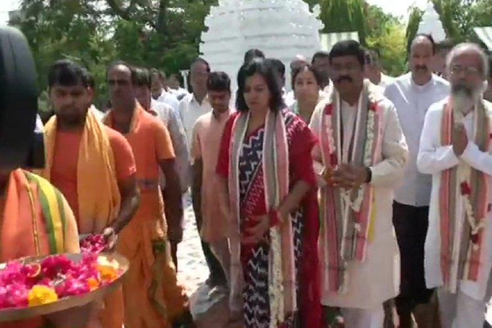 शपथ के बाद जगन्नाथ मंदिर पहुंचे केंद्रीय मंत्री धर्मेंद्र प्रधान और प्रताप चंद्र सारंगी, साथ में सांसद अपराजिता सारंगी भी।