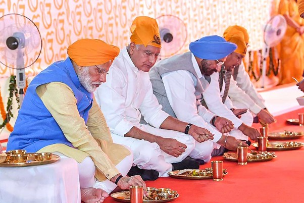 करतारपुर कॉरिडोर के यात्री टर्मिनल का उद्घाटन करने के बाद 'लंगर' खाते हुए प्रधानमंत्री नरेद्र मोदी