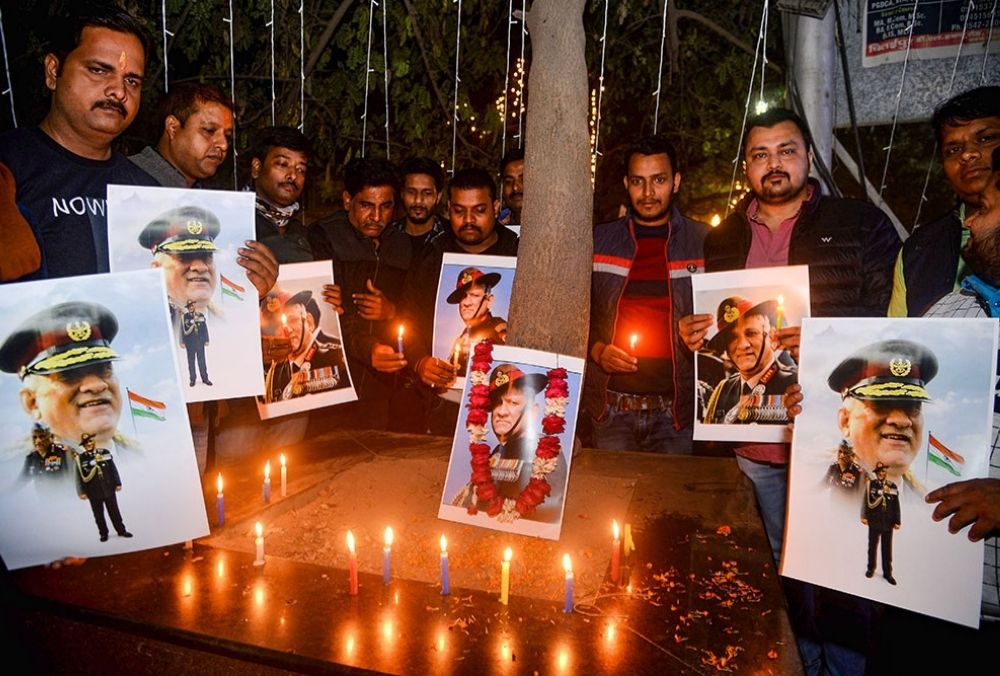 वाराणसी में भारतीय वायुसेना के हेलिकॉप्टर दुर्घटना में मारे गए लोगों को श्रद्धांजलि देते लोग