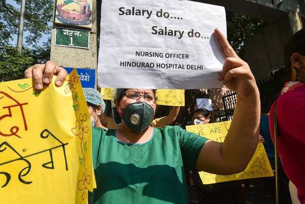 नई दिल्ली के हिंदू राव अस्पताल में लंबित वेतन का भुगतान न करने पर नॉर्थ एमसीडी प्रशासन के खिलाफ प्रदर्शन करते डॉक्टर और नर्सें
