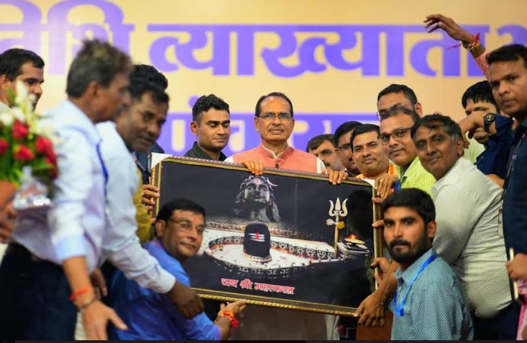 कॉलेज में पढ़ाने वाले अतिथि विद्वानों की पंचायत में मुख्यमंत्री शिवराज सिंह चौहान ने दी कई सौगात