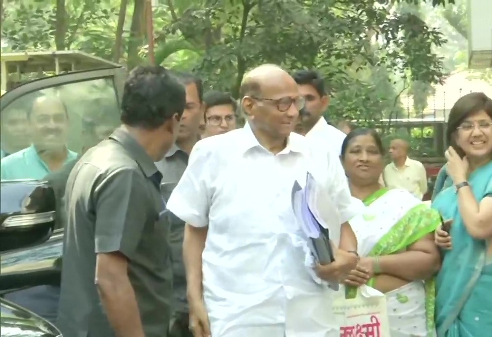 एनसीपी के मंत्रियों की एक बैठक से पहले मुंबई के वाईबी चव्हाण केंद्र पहुंचते पार्टी प्रमुख शरद पवार