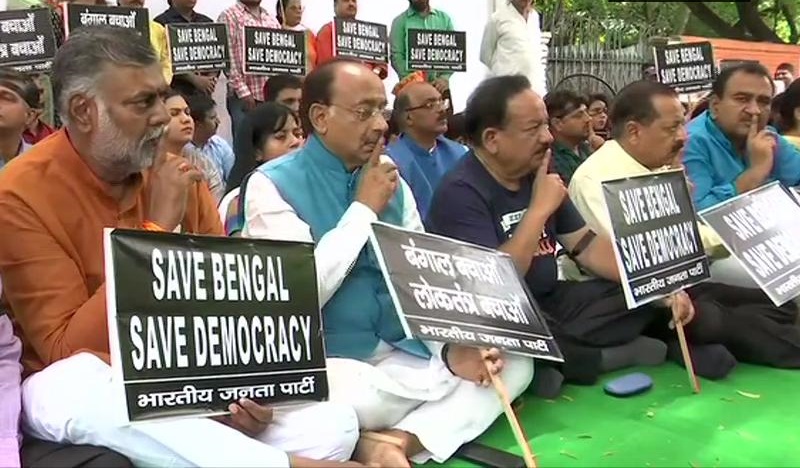 कोलकाता में भाजपा अध्यक्ष अमित शाह के रोड शो में हिंसा के खिलाफ दिल्ली में विरोध प्रदर्शन करते पार्टी के वरिष्ठ नेता। केंद्रीय मंत्री हर्षवर्धन, जितेंद्र सिंह और विजय गोयल भी मौजूद।