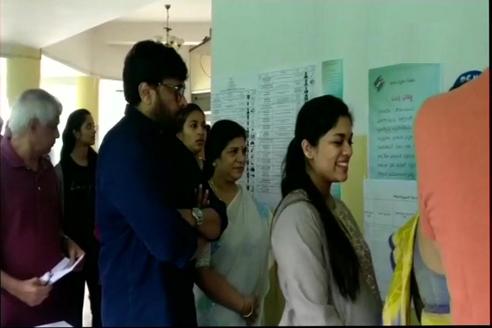 हैदराबाद के जुबली हिल्स पोलिंग बूथ पर दिखे अभिनेता चिरंजीवी