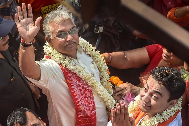 पश्चिम बंगाल विधानसभा चुनाव के रोड शो में शामिल भाजपा अध्यक्ष दिलीप घोष और कसाब सीट के उम्मीदवार इंद्रनील खान