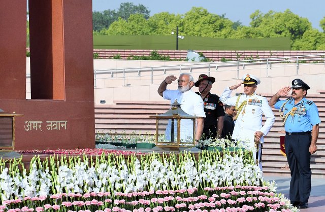 बापू और अटल को श्रद्धांजलि देने के बाद नैशनल वॉर मेमोरियल में शहीदों को नमन करते प्रधानमंत्री मोदी