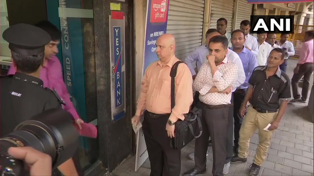 50 हजार निकासी की सीमा के बाद मुंबई में यस बैंक की फोर्ट शाखा के बाहर लोगों की लंबी कतारें, खाताधारक परेशान