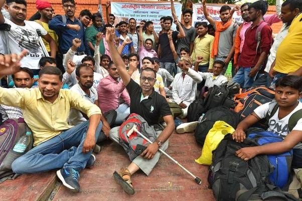 नई दिल्ली में जंतर-मंतर पर अंतर्राष्ट्रीय दिव्यांग सम्मेलन के दौरान नौकरी की मांग को लेकर नारेबाजी करते प्रदर्शनकारी
