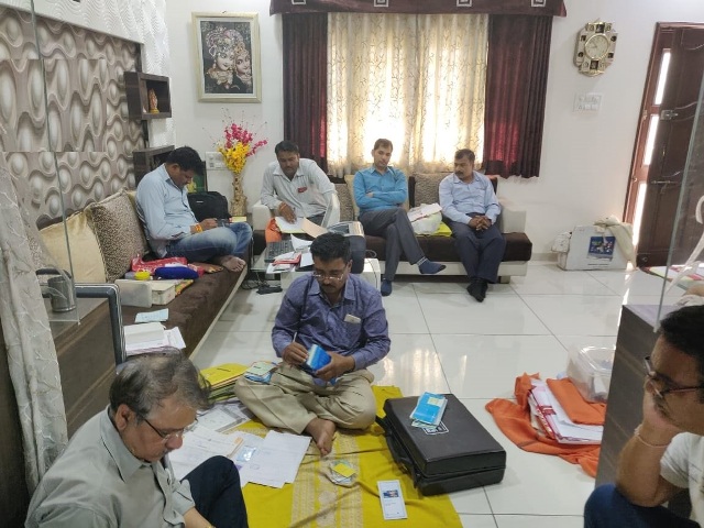 इंदौर विकास प्राधिकरण के सब इंजीनियर के नौ ठिकानों पर छापेमारी के दौरान भारी मात्रा में नकदी और गहने बरामद