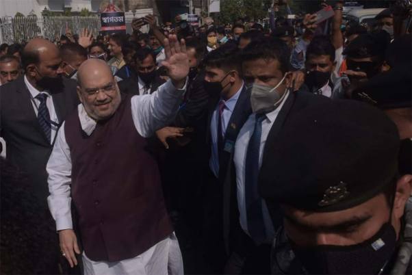 कोलकाता में विवेकानंद की प्रतिमा पर पुष्प अर्पित करने के बाद अपने समर्थकों का अभिवादन करते अमित शाह
