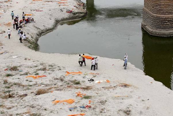 प्रयागराज के फाफामऊ में गंगा नदीं के किनारे होता शवों का अंतिम संस्कार