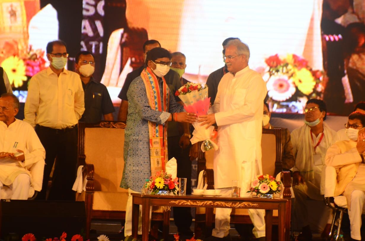 झारखंड के सीएम हेमंत सोरेन और छत्तीसगढ़ के सीएम भूपेश बघेल द्वारा राष्ट्रीय आदिवासी नृत्य महोत्सव-छत्तीसगढ़ राज्योत्सव 2021 का भव्य शुभारंभ