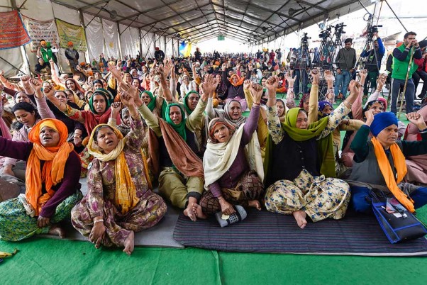 केंद्र द्वारा लाए गए कृषि कानूनों के खिलाफ चल रहे आंदोलन में समर्थन देती किसान महिलाएं