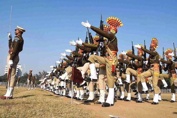पटना के गांधी मैदान में आगामी गणतंत्र दिवस परेड के लिए फुल ड्रेस रिहर्सल के दौरान पुलिस की टुकड़ियों ने किया मार्च