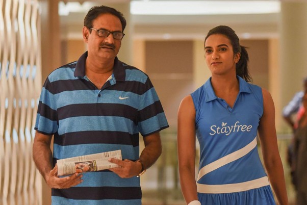 मुंबई में एक विज्ञापन की शूटिंग के दौरान, अपने पिता पीवी रमाना के साथ BWF वर्ल्ड चैंपियन पीवी सिंधु