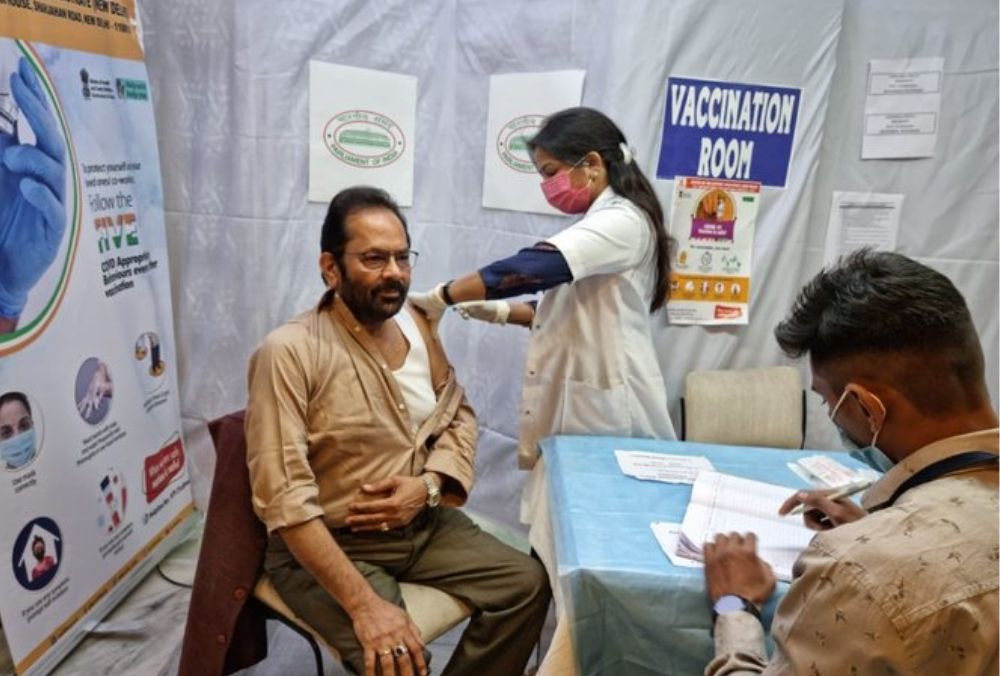 केंद्रीय मंत्री मुख्तार अब्बास नकवी ने संसद भवन एनेक्सी में ली कोरोना वैक्सीन की दूसरी डोज