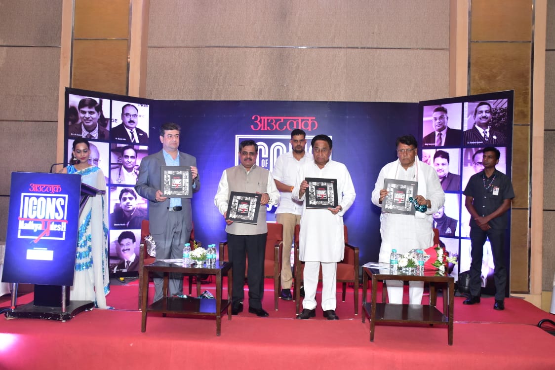 'आउटलुक' कॉफी टेबल बुक 'आइकॉन्स ऑफ मध्य प्रदेश' का विमोचन करते सीएम कमलनाथ, संपादक हरवीर सिंह व अन्य।