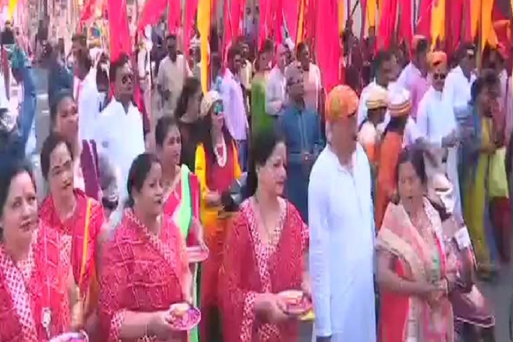 वाराणसी में हनुमान जयंती पर आयोजित उत्सव में भाग लेते श्रद्धालु