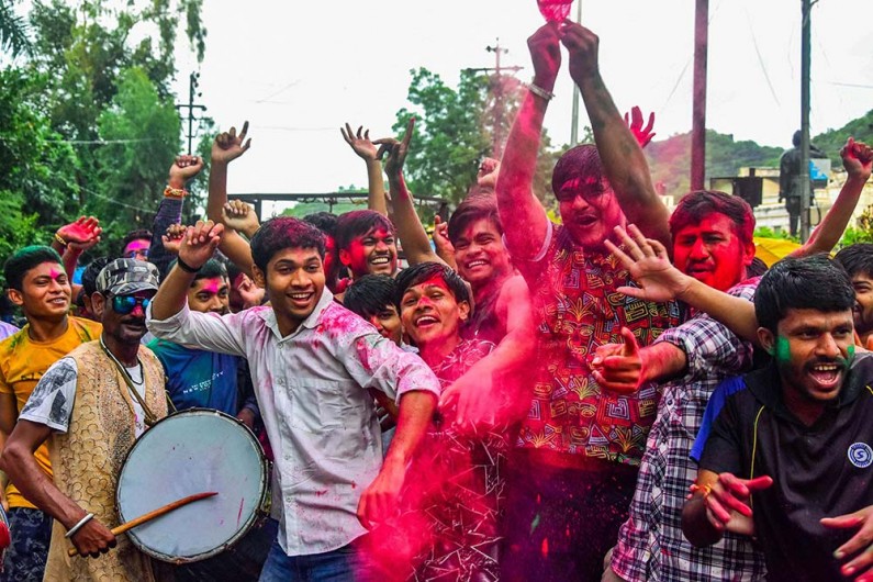 जबलपुर में गणेश चतुर्थी के पहले दिन गणपति बप्पा का धूम-धाम से स्वागत करते श्रद्धालु