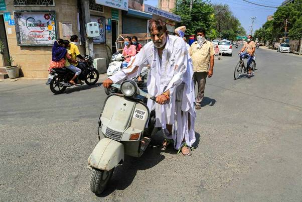 पेट्रोल और डीजल की कीमत में बढ़ोतरी के खिलाफ बठिंडा में प्रतीकात्मक विरोध में भाग लेते पूर्व नगरपालिका पार्षद विजय शर्मा
