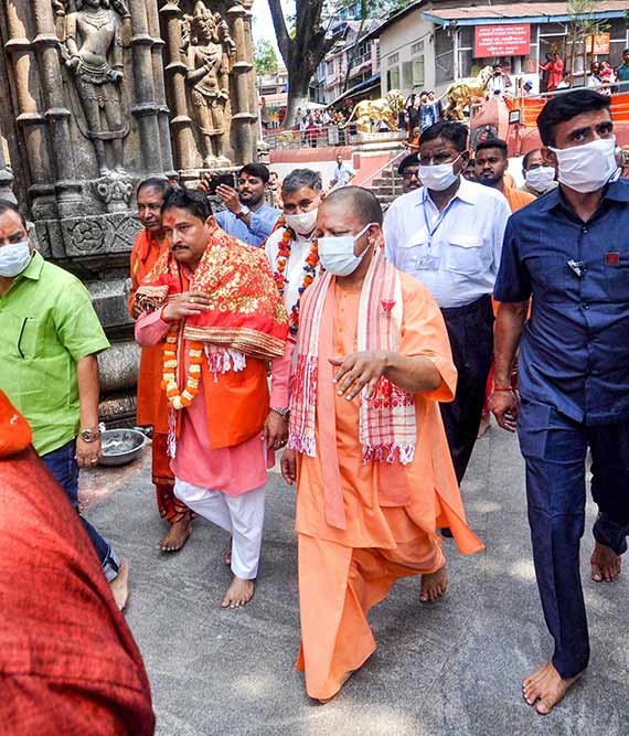 असम विधानसभा चुनाव के पहले यूपी के सीएम योगी आदित्यनाथ ने गुवाहाटी के कामाख्या मंदिर में की पूजा