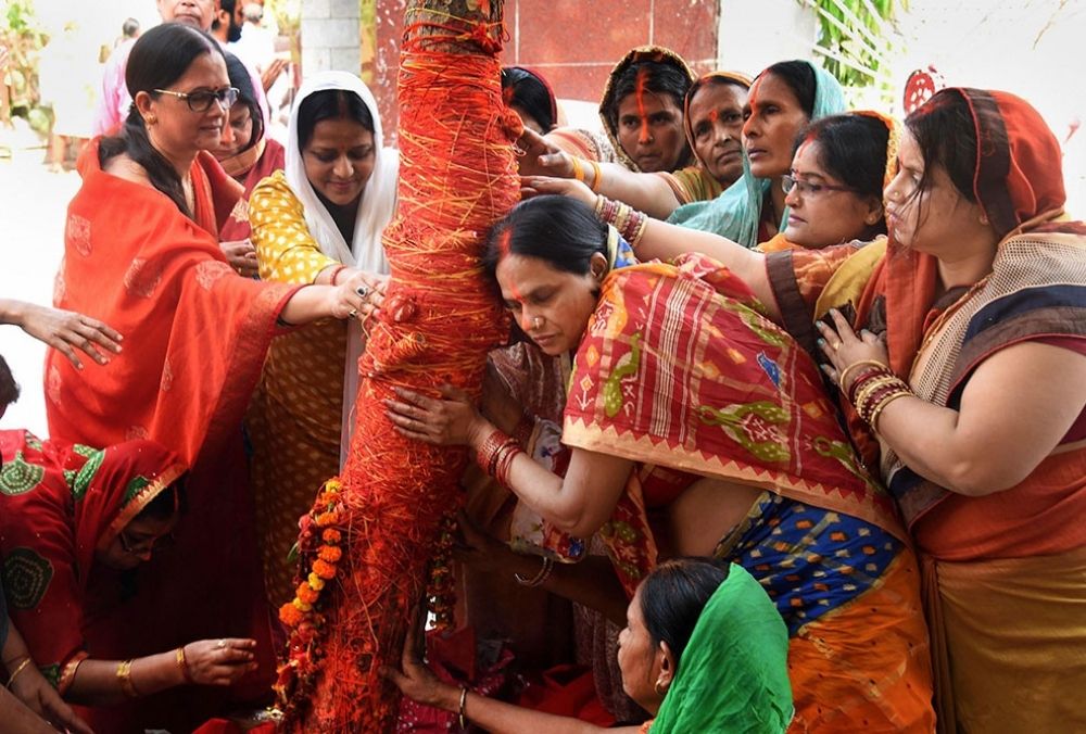 पटना में आंवला नवमी पूजा के दौरान आंवले के पेड़ की पूजा करती महिलाएं