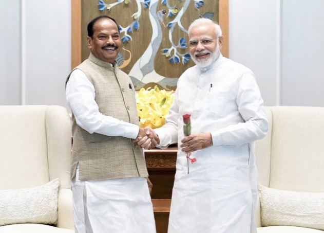 राजधानी दिल्ली में प्रधानमंत्री नरेंद्र मोदी से मुलाकात के दौरान झारखंड के मुख्यमंत्री रघुबर दास