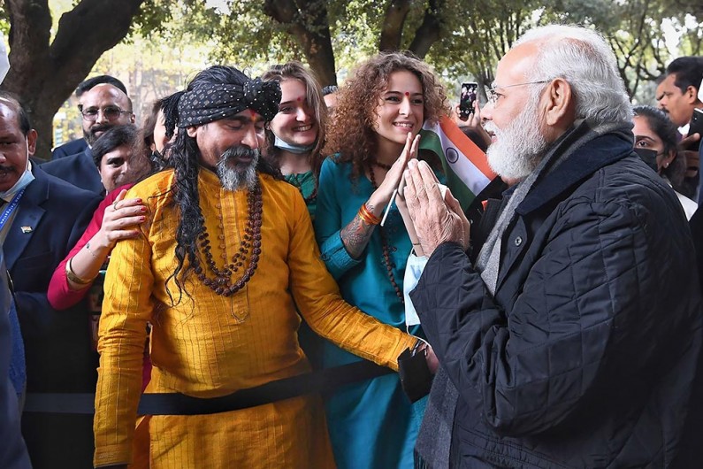 देश के प्रधानमंत्री नरेंद्र मोदी का इटली में स्वागत करते स्थानीय समुदाय के सदस्य