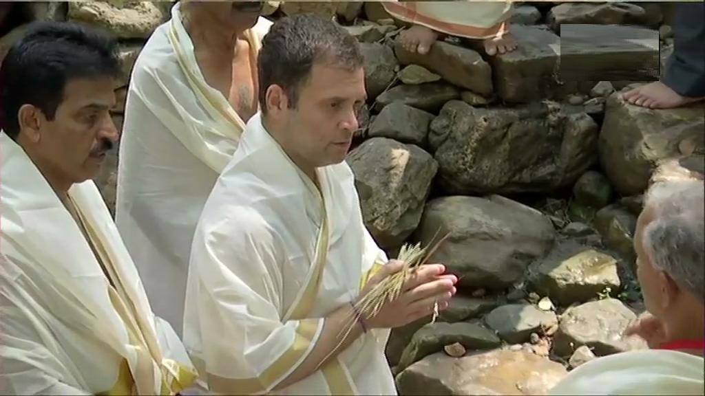 तिरुनेली मंदिर में प्रार्थना करते कांग्रेस अध्यक्ष और वायनाड संसदीय क्षेत्र से पार्टी के उम्मीदवार राहुल गांधी