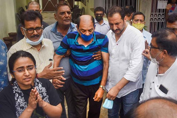 बॉलीवुड अभिनेता सुशांत सिंह राजपूत के अंतिम संस्कार के लिए पटना से मुंबई के लिए रवाना होते पिता कृष्ण कुमार सिंह और रिश्तेदार विधायक नीरज कुमार बबलू